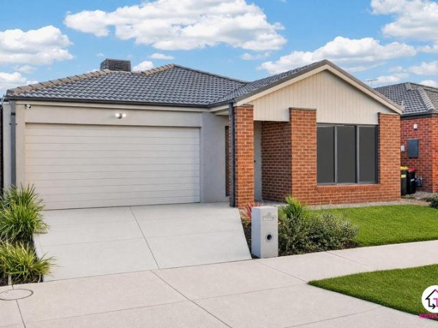 Modern 4 Bed Family Home in Wallara Waters
