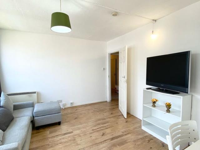 Modern 4 Bed, Flat with 2 Bath, Balcony & Lift