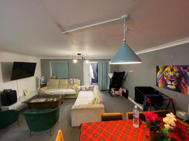 Modern 4 Bed, House with 2 Bath & Private Garden
