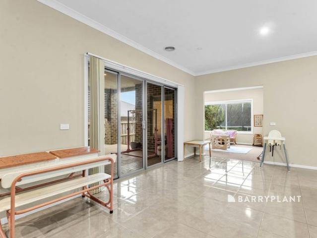Modern 4 bed in the Waterford Estate