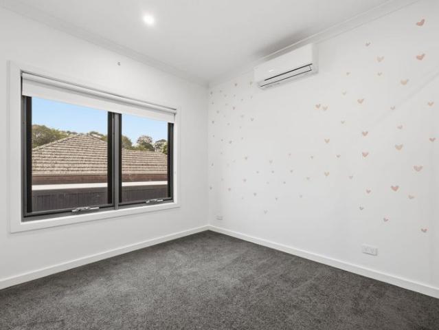 Modern 4 Bed Ringwood Home Steps From Eastland & Transport