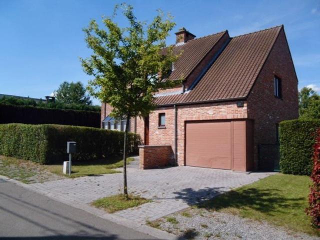 Modern 4 Bed Villa with South Facing Garden