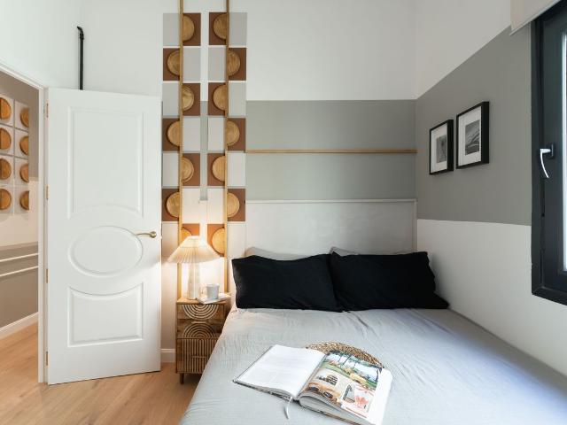 Modern 4 Bedroom Apartment with AC and Designer Decor on Paseo de la Reina Cristina, Madrid Amsterdam Apartments for Rent