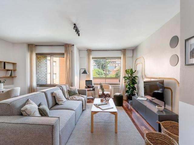 Modern 4 Bedroom Apartment with Ducted Air Conditioning in Chamberí, Madrid Amsterdam Apartments for Rent