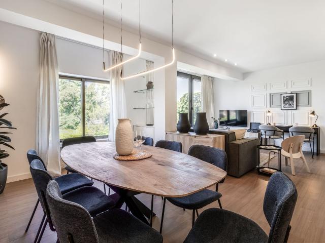 Modern 4 Bedroom Apartment with Designer Finishes and Duct Air Conditioning in Menéndez Pelayo, Madrid Amsterdam Apartments for Rent