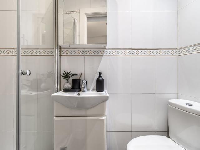 Modern 4 Bedroom Apartment with Designer Finishes and Duct Air Conditioning in Menéndez Pelayo, Madrid Amsterdam Apartments for Rent