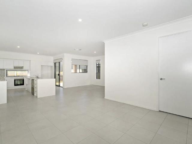 Modern 4 Bedroom Duplex with Covered Alfresco & Private Backyard