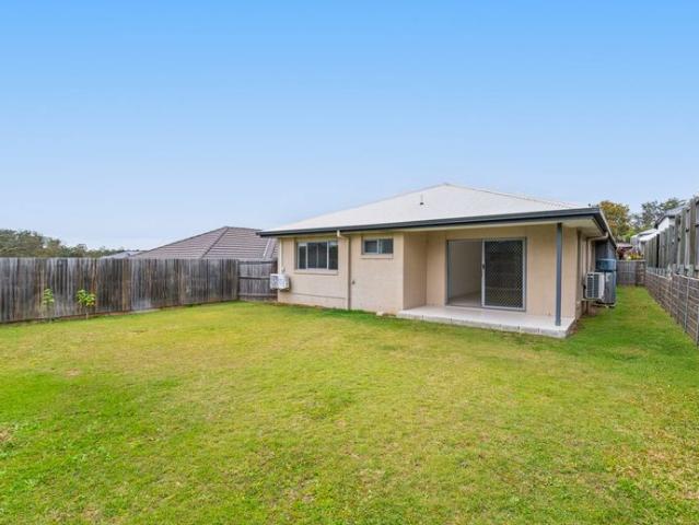 Modern 4 Bedroom Duplex in Bellbird Park!