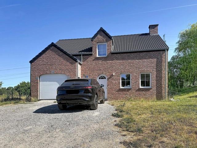 Modern 4 bedroom detached villa with garden in Gelbressée