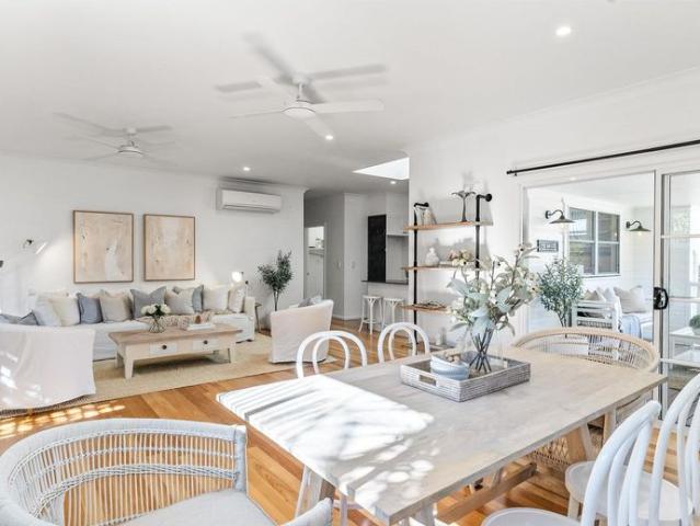 Modern 4 Bedroom Family Cottage in Cozy Town of Bangalow
