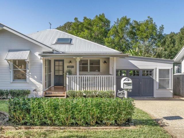 Modern 4 Bedroom Family Cottage in Cozy Town of Bangalow