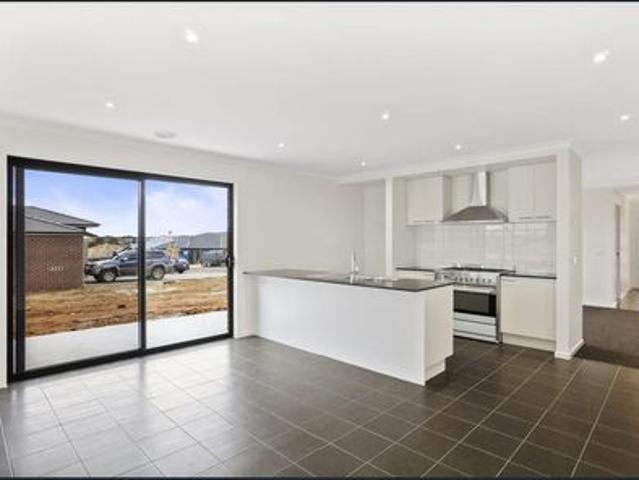 Modern 4 Bedroom Family Home for LEASE in Bacchus Marsh!