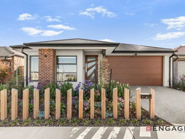 Modern 4 Bedroom Family Home in Manor Lakes