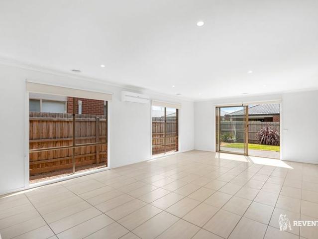 Modern 4 Bedroom Family Home in Desirable Armstrong Creek Area A Must See!