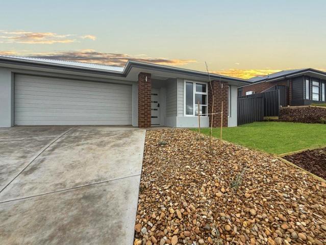 Modern 4 Bedroom Family Home in Popular Leneva Estate