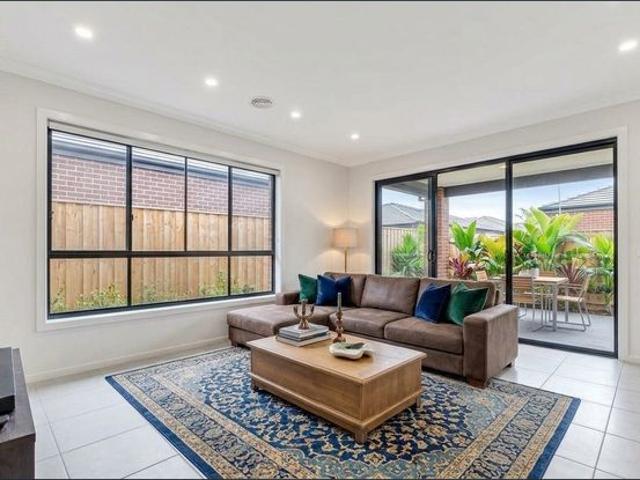Modern 4 Bedroom Family Home in Prime Thornhill Park Location!