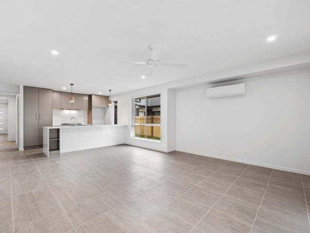 Modern 4 Bedroom Family Home in Prime Victoria Point Location!