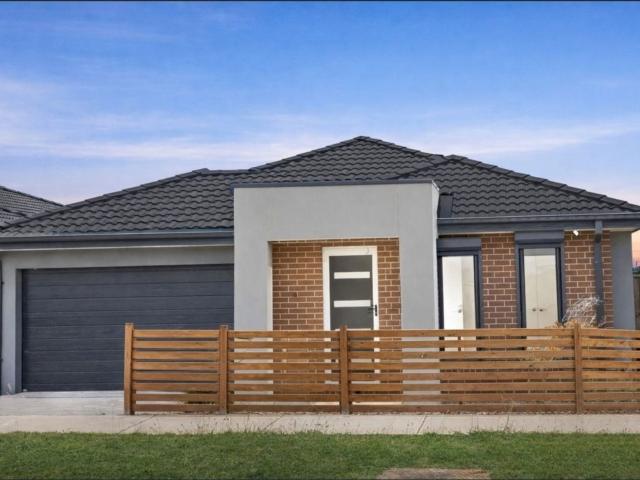 Modern 4 Bedroom Family Home in Rockbank