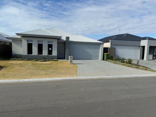 Modern 4 Bedroom Family Home in Sought After Seaside Estate, Madora Bay