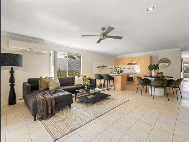Modern 4 Bedroom Family Home in Springfield Lakes