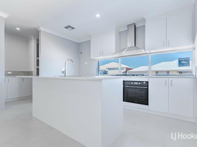 Modern 4 Bedroom Family Home in the Sought After Seaside Estate, Madora Bay