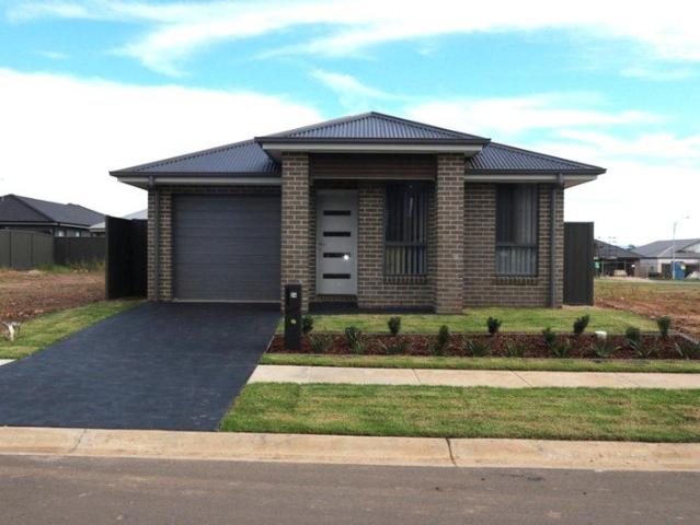 Modern 4 Bedroom Family Home Lawn Maintenance Included