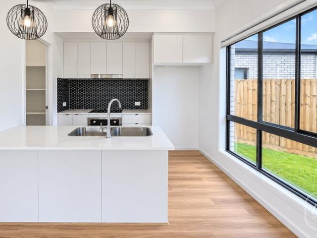 Modern 4 Bedroom Family Home with Double Garage in Pallara