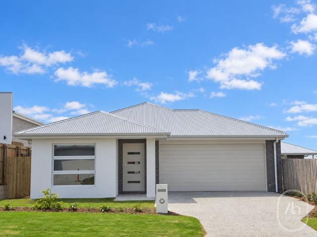 Modern 4 Bedroom Family Home with Double Garage in Park Ridge