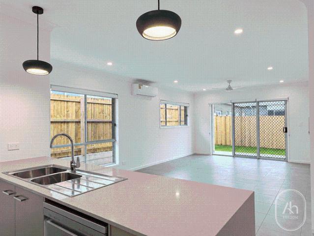 Modern 4 Bedroom Family Home with Double Garage in Park Ridge