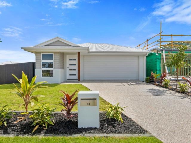 Modern 4 Bedroom Family Home with Fully Fenced Yard