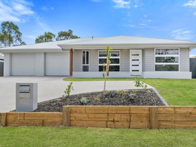Modern 4 Bedroom Family Home with Fully Fenced Yard