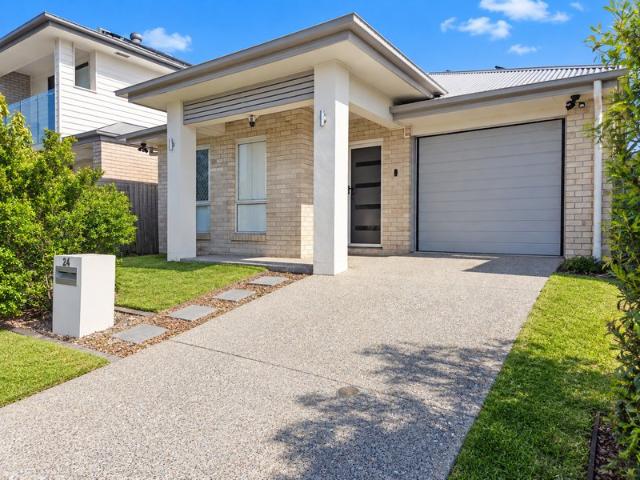 Modern 4 Bedroom Family Home with Solar & Enclosed Patio