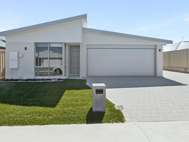 Modern 4 Bedroom Family Home with Plus Study Nook! Dual key property