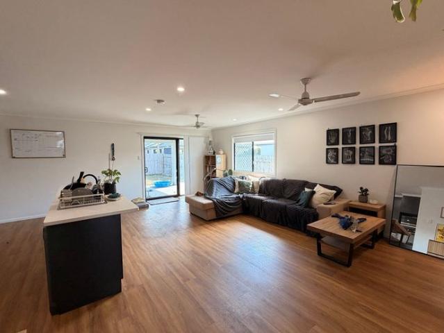 Modern 4 Bedroom Family Home with Theatre