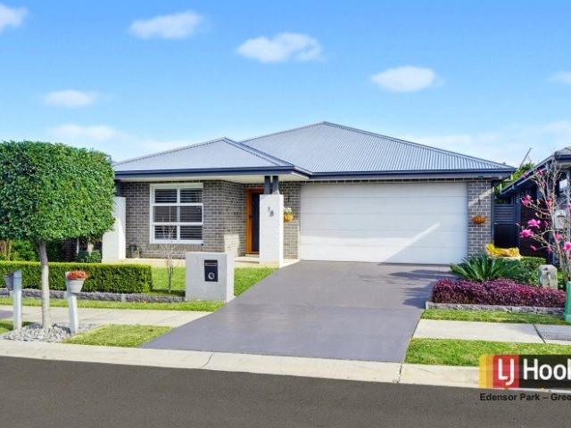 Modern 4 Bedroom Family Home!