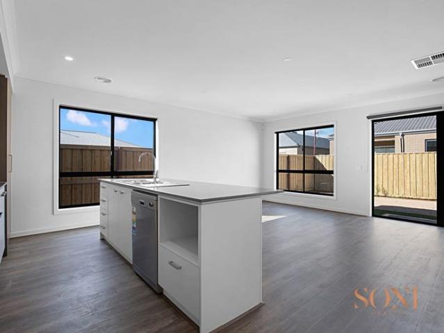 Modern 4 Bedroom Family Living in Riverwalk Estate!