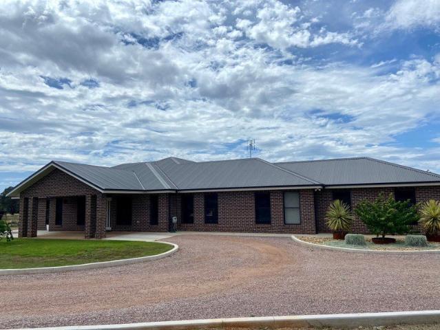 MODERN 4 BEDROOM HOME FULLY FURNISHED