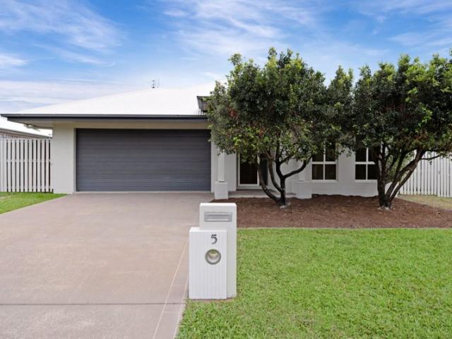 MODERN 4 BEDROOM HOME IN BUSHLAND BEACH + SEPARATE LIVING AREA!