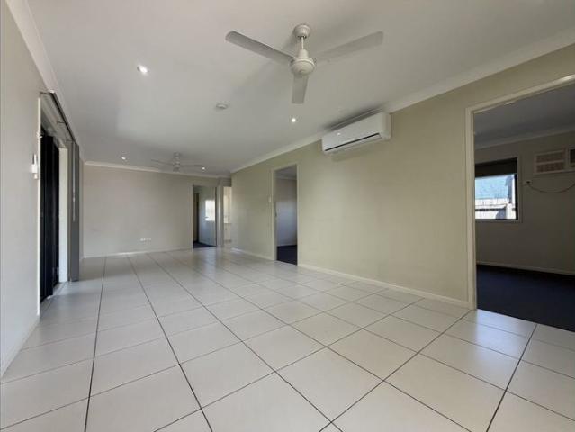 MODERN 4 BEDROOM HOME IN MOUNT LOW + FULLY FENCED YARD + SEPARATE LIVING AREA!