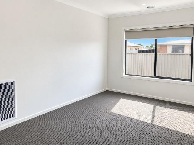 Modern 4 bedroom home in Mooroopna