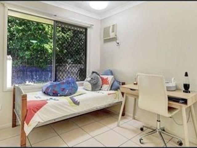 Modern 4 bedroom home in the heart of Bushland Beach