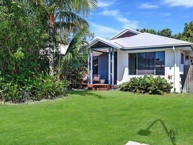 Modern 4 bedroom home in the heart of Bushland Beach