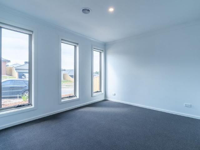 Modern 4 Bedroom Home Offering Comfort & Convenience