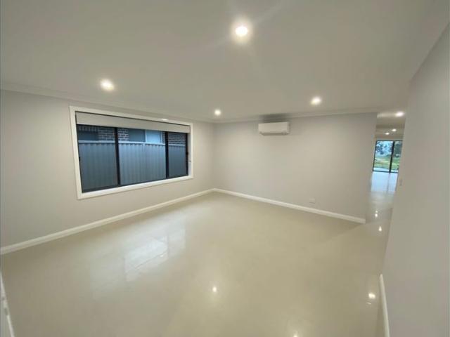 MODERN 4 BEDROOM HOME LOCATED HILLVUE