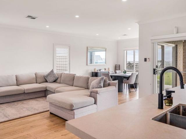 Modern 4 Bedroom Home Plus Study near McLaren Vale and Moana Beach