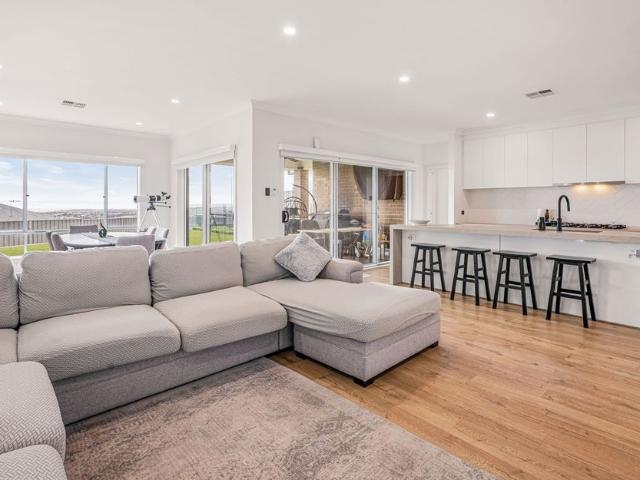 Modern 4 Bedroom Home Plus Study near McLaren Vale and Moana Beach