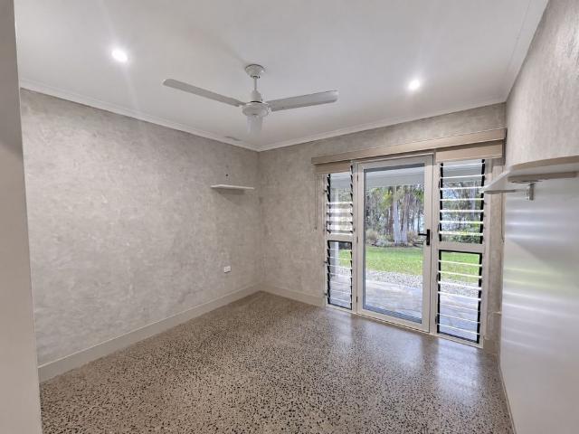 Modern 4 Bedroom Home with Tinaroo Lakefront Views