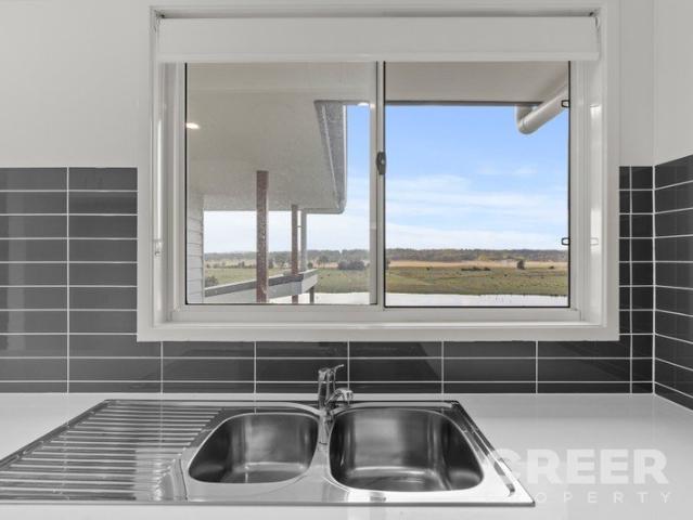 MODERN 4 BEDROOM HOME WITH A VIEW
