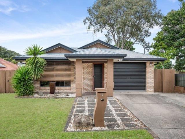 Modern 4 Bedroom Home with Parkside Location