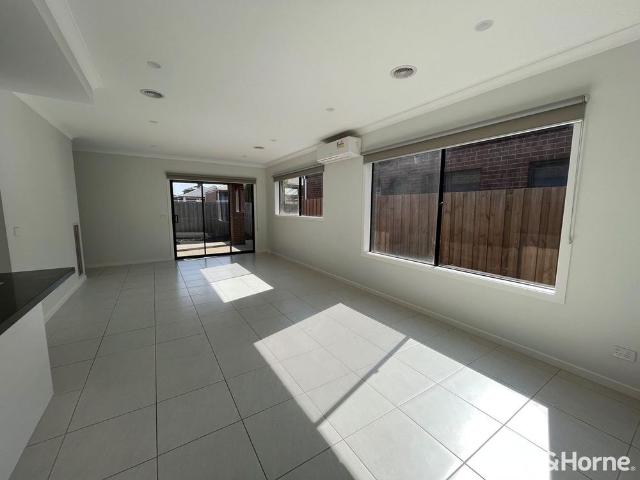 MODERN 4 BEDROOM HOME WITH SOLAR PANELS